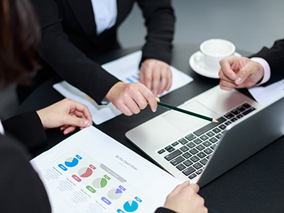 攝圖網(wǎng)_500269947_會桌上的手和報表(非企業(yè)商用)